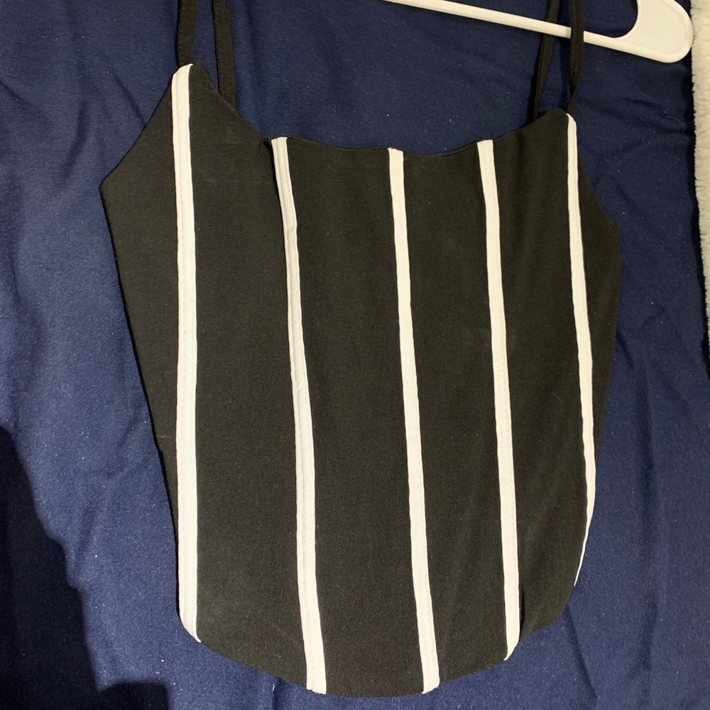 BRAND NEW Prettylittlething Cropped Top